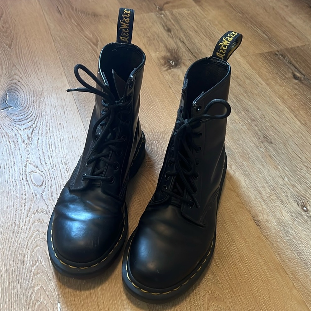 Dr.Martens Black Ankle Boots Size EU38 / 7 Gently Used